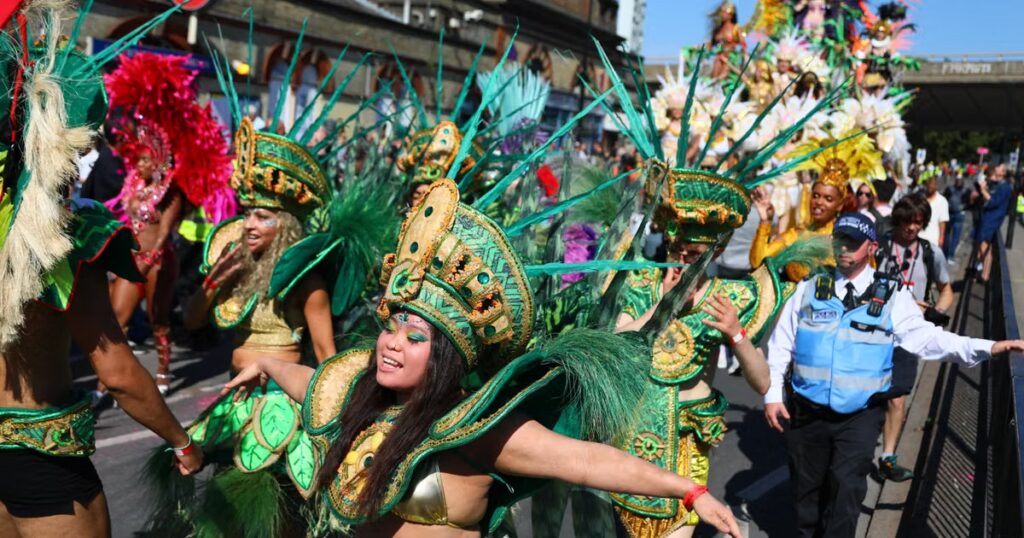 Le carnaval de Notting Hill, fête de rue britannique, génère des revenus élevés après 60 ans.