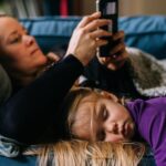 Les smartphones influencent les pratiques parentales chez les adultes en France.
