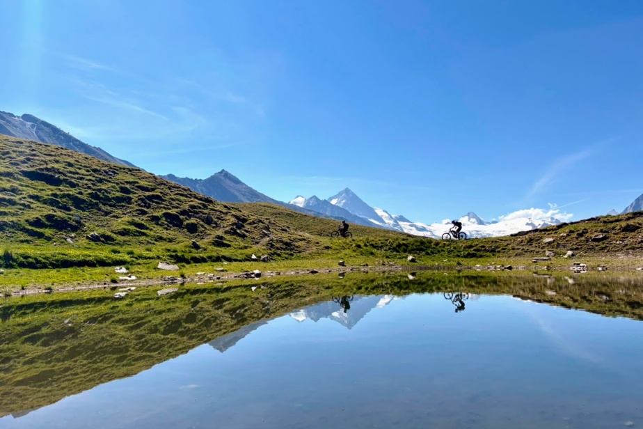 Vélo dans les Alpes suisses : un événement de cyclisme attire des participants internationaux
