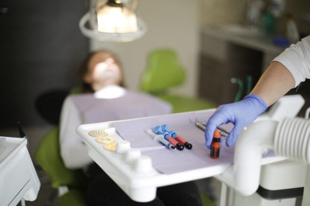 Risque de contamination au VIH : une dentiste des Bouches-du-Rhône épinglée pour absence de désinfection