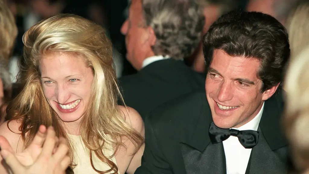 Décès de Brad Johns, coloriste de Carolyn Bessette Kennedy, à l’âge de 70 ans.