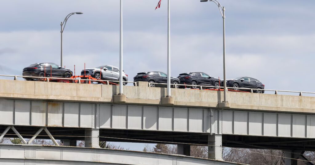 Donald Trump menace l’industrie automobile américaine par des tensions avec le Canada.