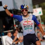 Giulio Pellizzari remporte le Tour de Toscane, devançant Jordan Jegat.