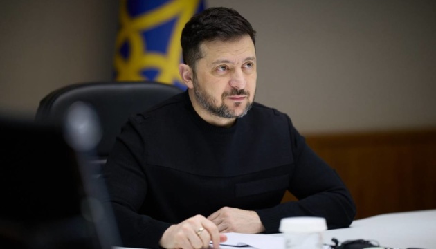 Zelensky annonce que l’Ukraine ne frappera pas Moscou jusqu’à la fin de la journée de lundi.