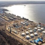 Deux raffineries en Russie arrêtent leur production après une attaque.