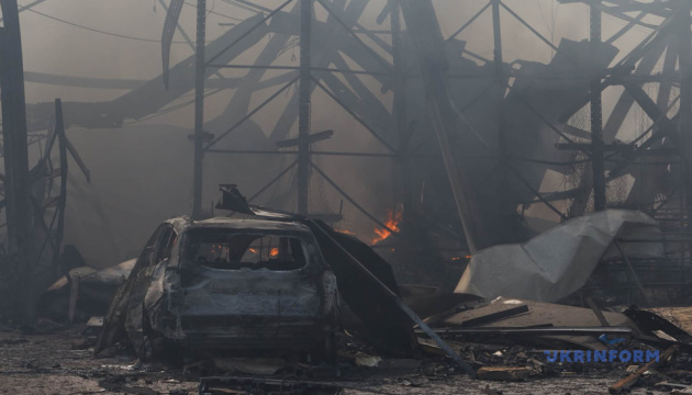 Des entrepôts endommagés à Kyiv, 8 blessés à Pohreby suite à une attaque russe.