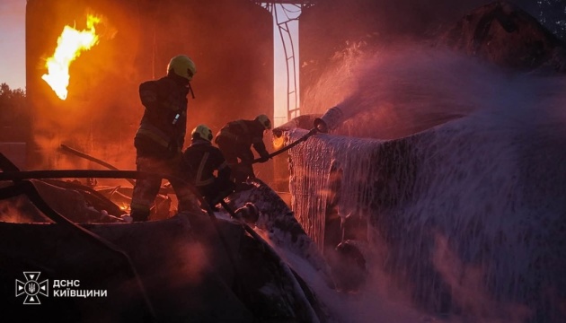 Kyiv : frappes russes sur une infrastructure, un incendie maîtrisé.