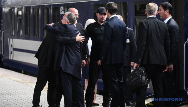 Les envoyés spéciaux des États-Unis arrivent à Kyiv pour des discussions diplomatiques.