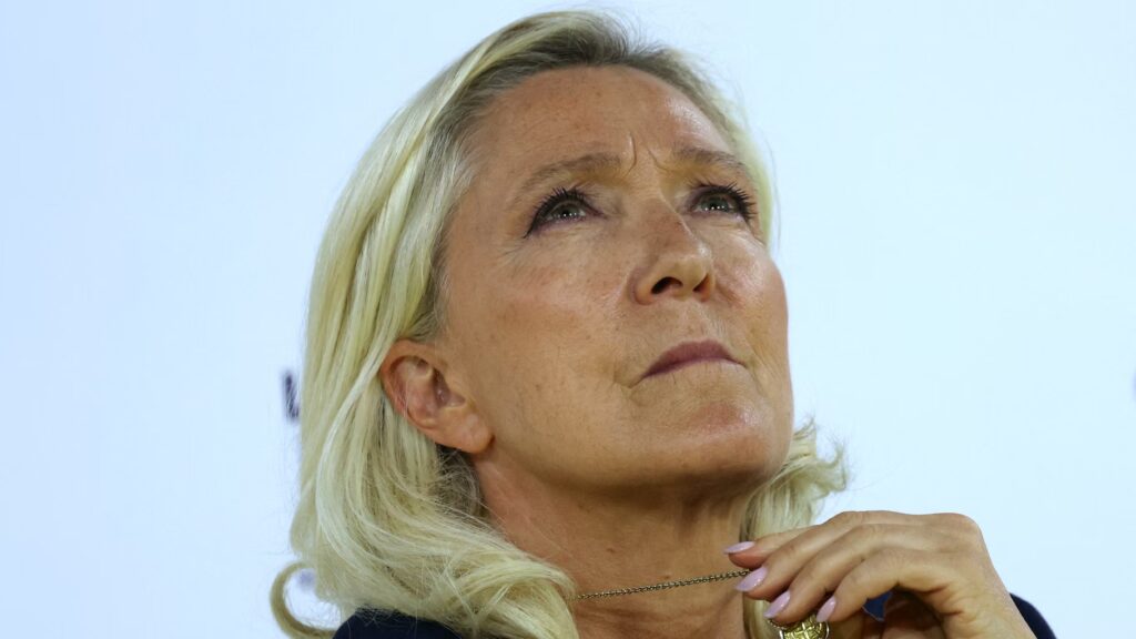 Le RN propose de réduire le soutien à l’Ukraine, Marine Le Pen critique Édouard Philippe.