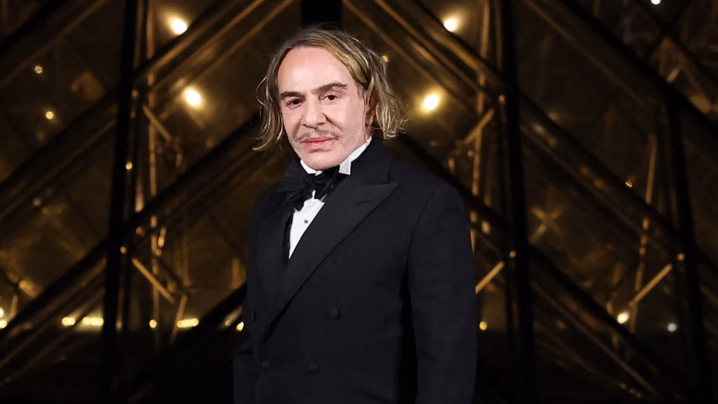 John Galliano provoque un changement de thème pour le Met Gala en raison d’une polémique.