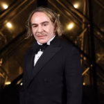 John Galliano provoque un changement de thème pour le Met Gala en raison d&rsquo;une polémique.