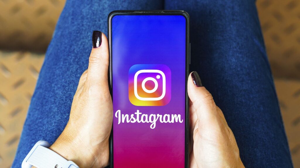 Des créateurs Instagram dénoncent la mention « Contenu IA » sur leurs publications.