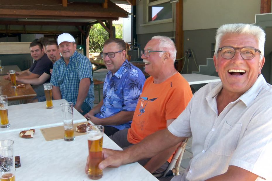 Un microbrasseur revitalise son village en rassemblant différentes générations.