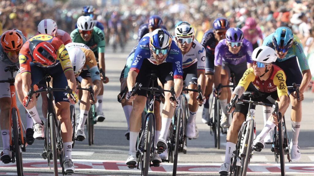 Bryan Coquard remporte la 8e étape de la Vuelta, sa première victoire en Grand Tour à 34 ans.
