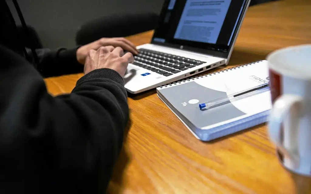Piratage du fisc et retards affectent le lancement de la facture électronique en France.