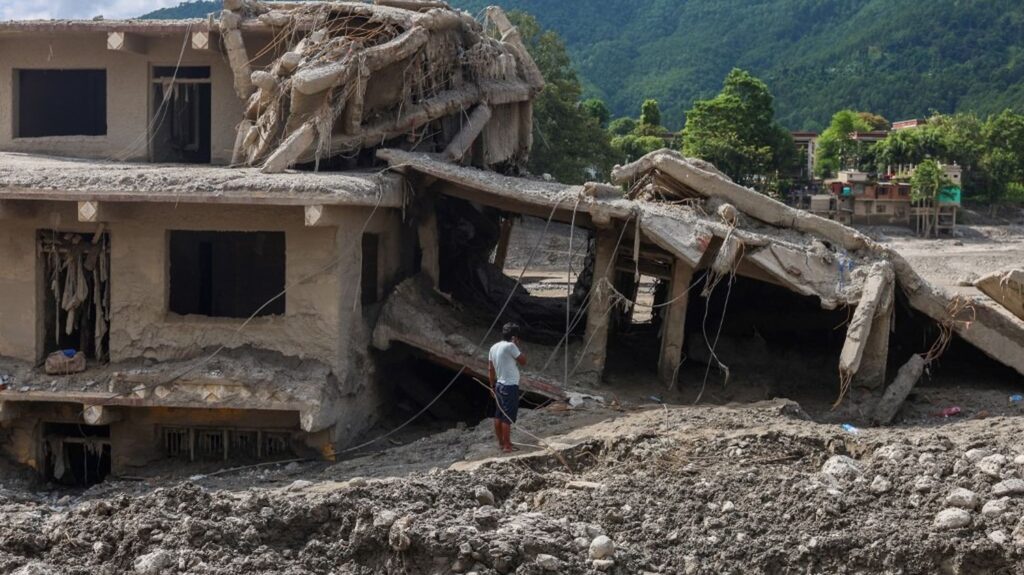 Crues au Népal et au Tibet : 955 morts et 4 471 disparus recensés.