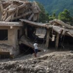 Crues au Népal et au Tibet : 955 morts et 4 471 disparus recensés.