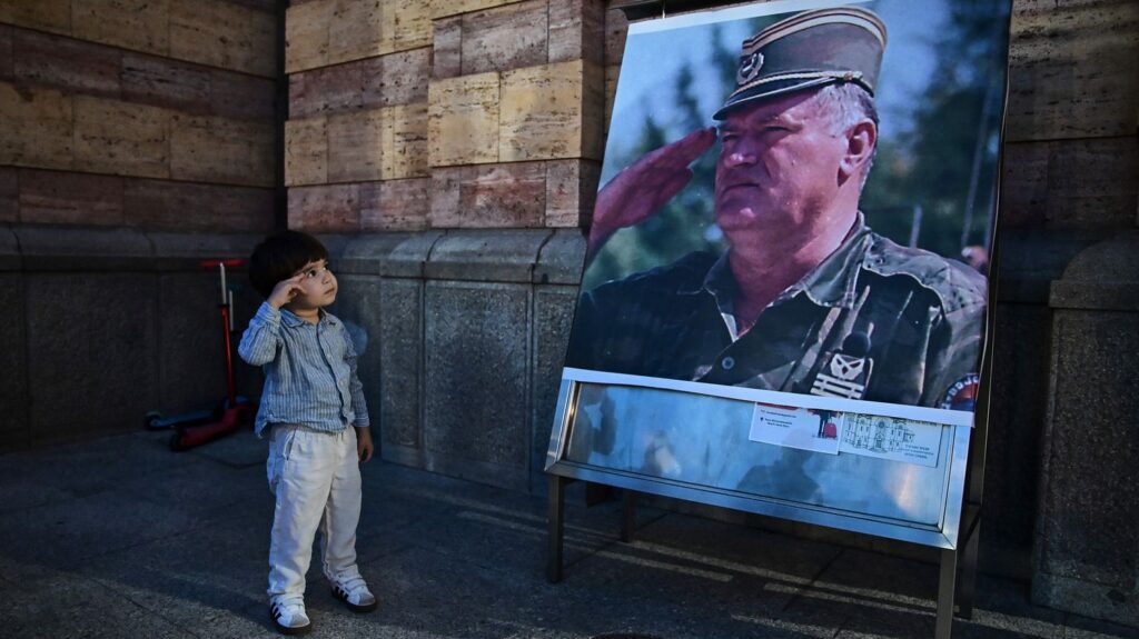 Hommes politiques serbes rendent hommage à Ratko Mladic, suscitant des critiques internationales.