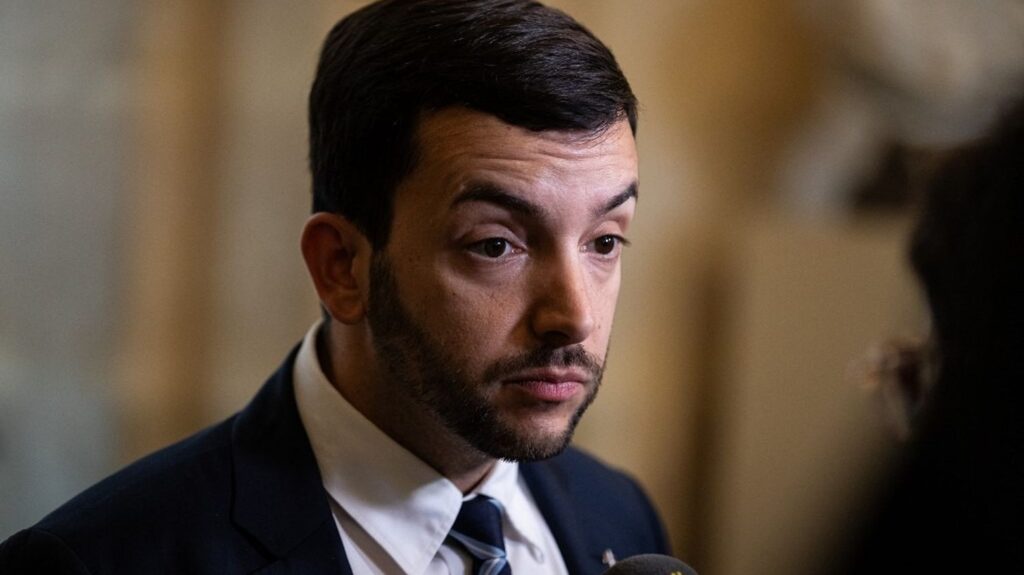Le RN propose d’interdire le port du voile dans l’espace public, une mesure jugée non crédible juridiquement.