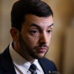 Le RN propose d’interdire le port du voile dans l’espace public, une mesure jugée non crédible juridiquement.