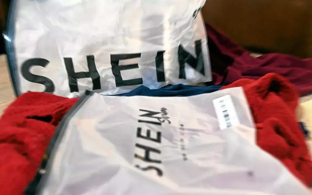 Pénalité de 19,50 euros par vêtement : marques concernées par le malus anti fast fashion.