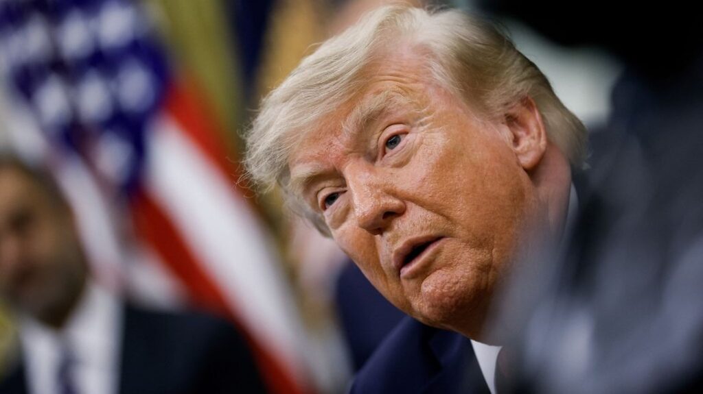 Donald Trump évoque une réponse militaire forte contre l’Iran après des tensions renouvelées.