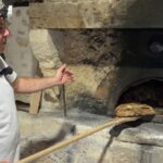 Un boulanger utilise un four du XVe siècle pour redécouvrir le pain au château de Puyferrat.