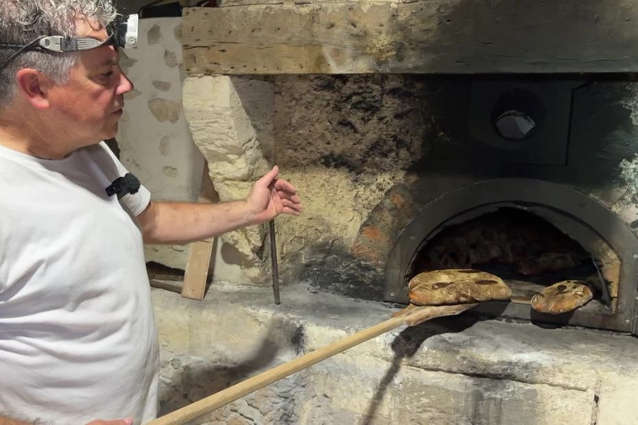 Un boulanger utilise un four du XVe siècle pour redécouvrir le pain au château de Puyferrat.