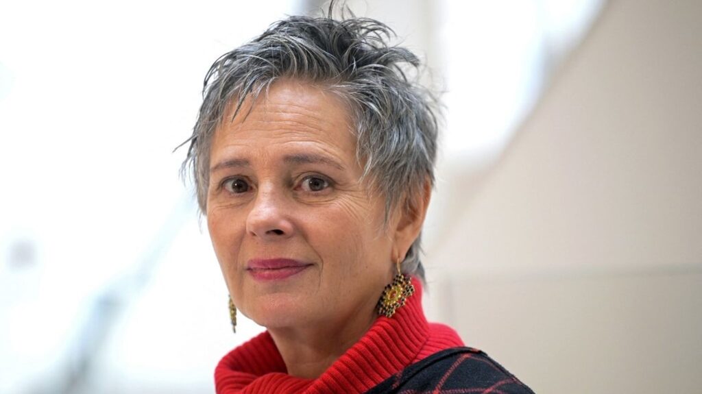 Anouk Grinberg, médecin solidaire, souligne l’urgence contre l’indifférence mondiale.