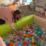 Microcrèches en forte demande avec 90 inscriptions, tarifs doublant ceux des assistantes maternelles.