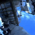 Sophie Adenot remplace un rétroréflecteur défectueux lors d&rsquo;une sortie dans l&rsquo;espace.