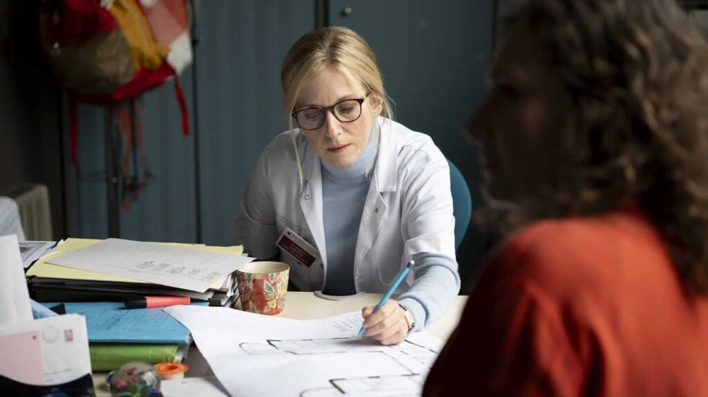 Léa Drucker incarne une chirurgienne défendant les valeurs de l’hôpital public dans « La Vie d’une femme »