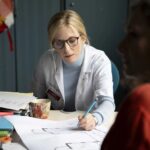 Léa Drucker incarne une chirurgienne défendant les valeurs de l&rsquo;hôpital public dans « La Vie d&rsquo;une femme »