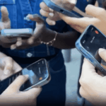 Des lycéens français vivent sans téléphone portable pendant un mois, témoignages recueillis.