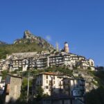 Les touristes plébiscitent un village perché pour sa fraîcheur et son patrimoine naturel.