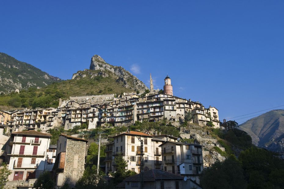Les touristes plébiscitent un village perché pour sa fraîcheur et son patrimoine naturel.