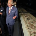 Emmanuel Macron inaugure l&rsquo;exposition de la tapisserie de Bayeux à Londres, un geste d’amitié.