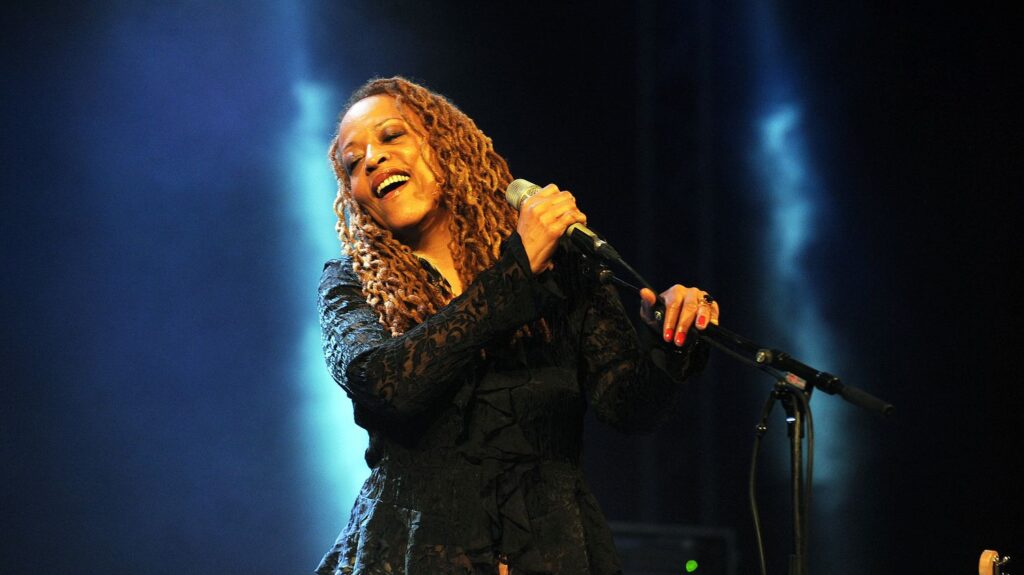 Cassandra Wilson, chanteuse de jazz américaine, décède à l’âge de 70 ans.