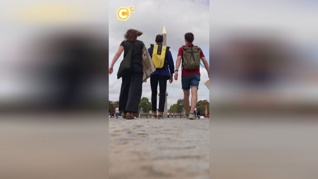 Des jeunes se rassemblent pour accueillir le Pape à l’occasion de sa visite.