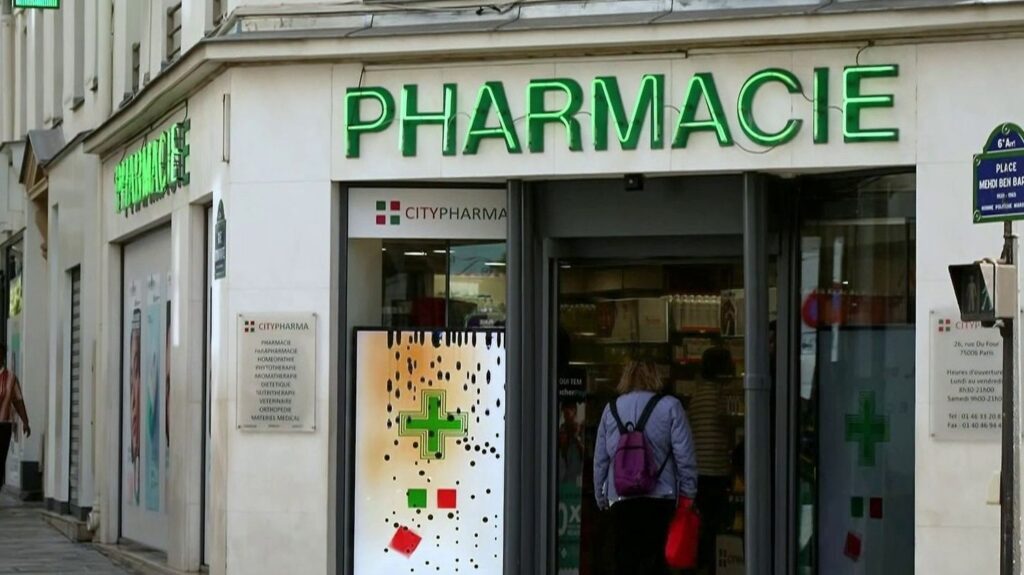 Les pharmacies parisiennes se transforment en destinations touristiques pour les soins de beauté.