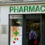 Les pharmacies parisiennes se transforment en destinations touristiques pour les soins de beauté.