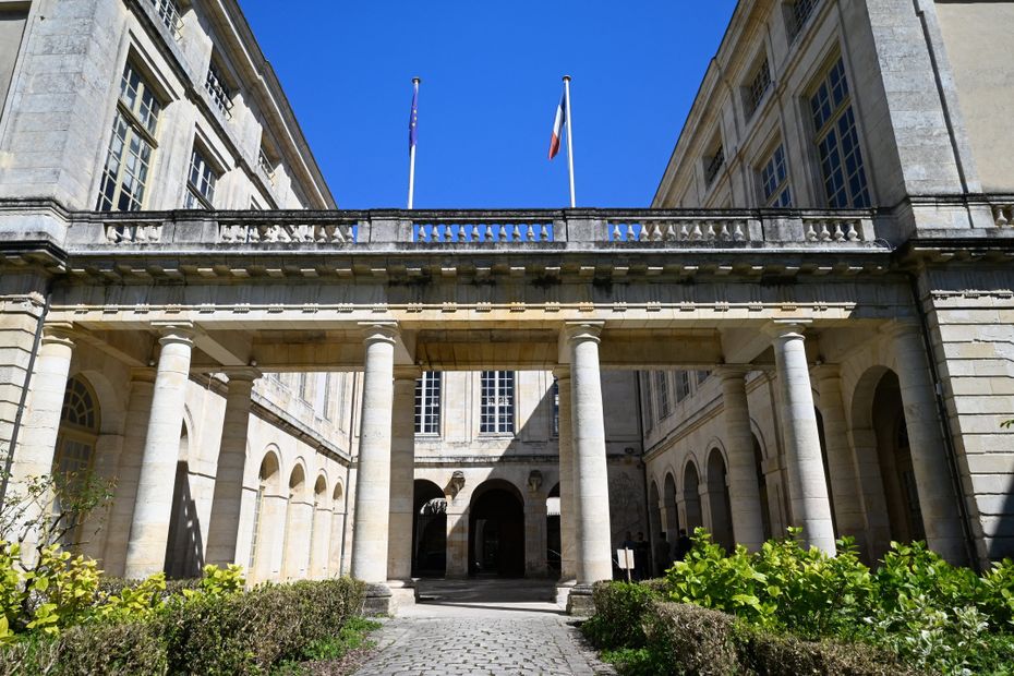 Un professeur des écoles suspendu après une exhibition sexuelle dans un car scolaire.