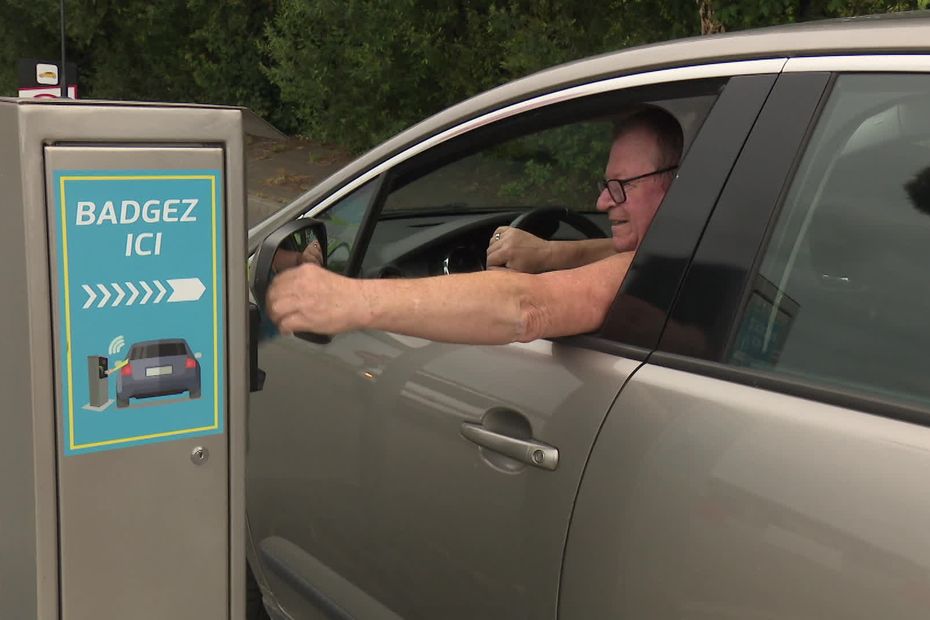 Identification obligatoire par badge ou QR code dans les déchèteries bretonnes pour accéder aux services.