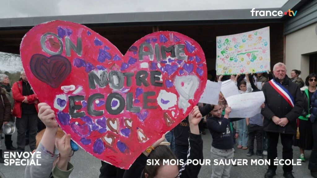 L’école face à une fermeture : mobilisation des parents et enseignants en France.