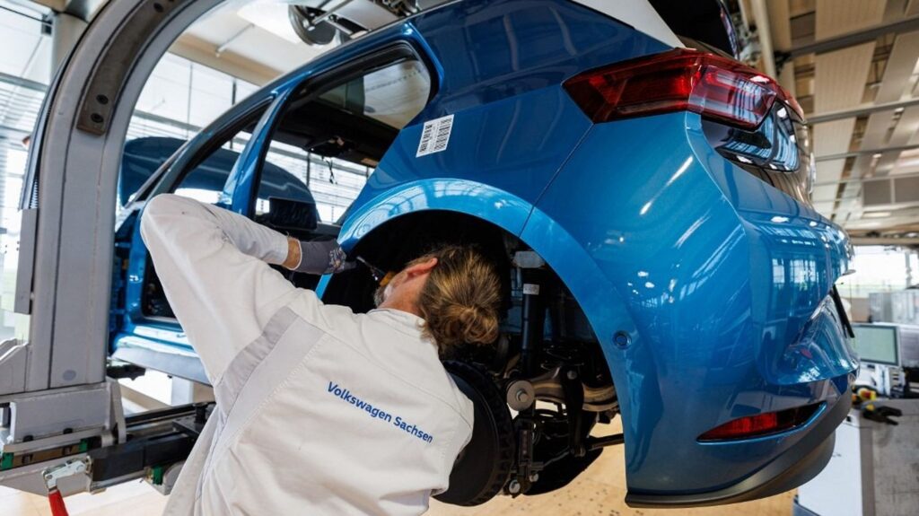 Volkswagen annonce 50 000 licenciements à travers le monde dans son secteur automobile.