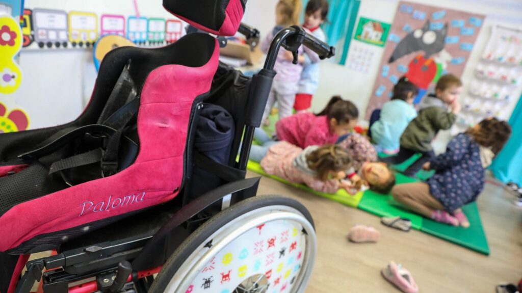 L’école inclusive en France progresse face à un manque de moyens et d’accompagnement.