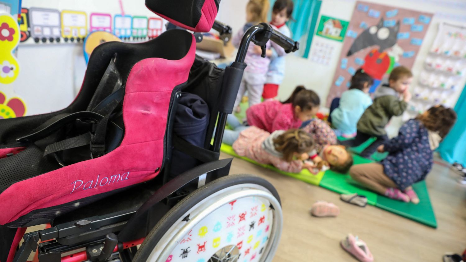 L’école inclusive en France progresse face à un manque de moyens et d’accompagnement.