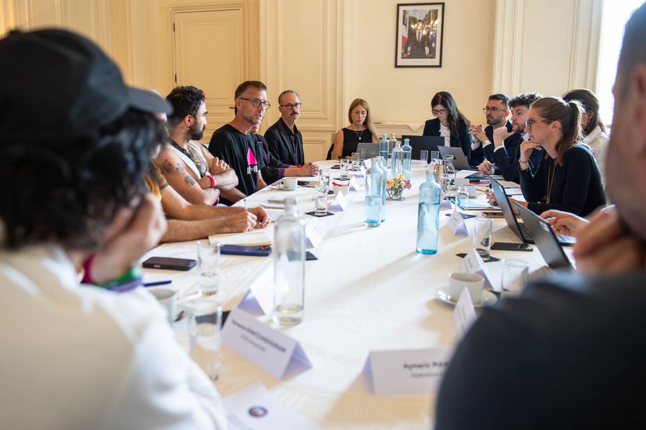 Supersero suspend sa grève de la faim après une rencontre avec Aurore Bergé, en attente d’actions politiques.