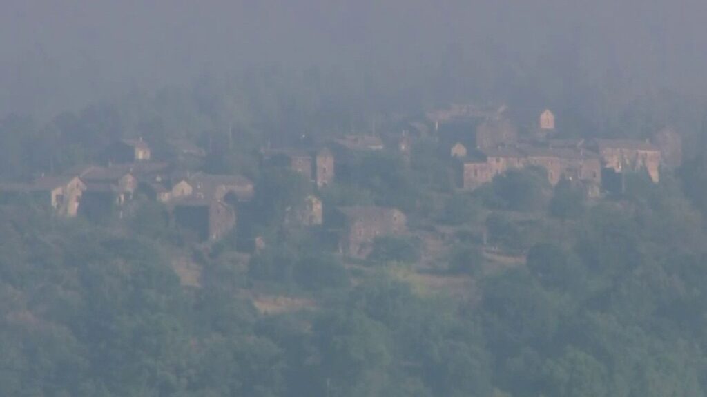 Incendie en Ardèche : les pompiers luttent contre un feu de plus de 30 hectares non maîtrisé.