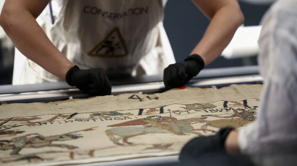Tapisserie de Bayeux : rupture de deux fils constatée par des experts après transfert à Londres.